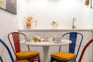 a white table with chairs and cups on it at Di Grazia Cagliari - Stile, comfort e storia in Cagliari