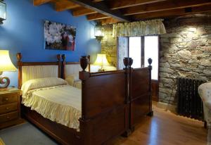 A bed or beds in a room at Hotel Rural Casa Xusto