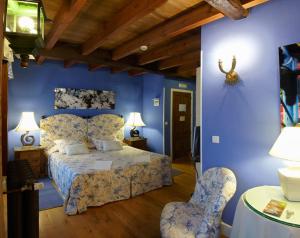 A bed or beds in a room at Hotel Rural Casa Xusto