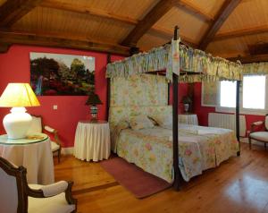 A bed or beds in a room at Hotel Rural Casa Xusto
