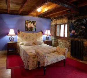 A bed or beds in a room at Hotel Rural Casa Xusto