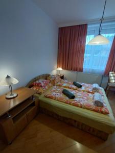 ヘーヴィーズにあるFavorite apartmentのベッドルーム1室(ベッド1台、ランプ付きデスク付)