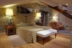 A bed or beds in a room at Hotel Rural Casa Xusto