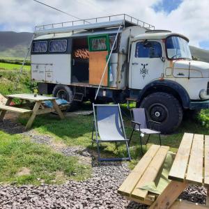 un camion con un rimorchio parcheggiato accanto a un tavolo da picnic di Ballincolla Base Camp a Ballinrolla Altre 6 foto