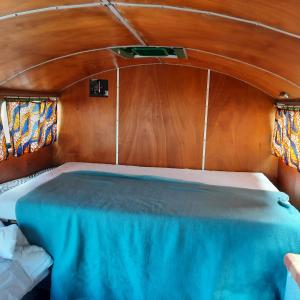 un letto sul retro di una barca di Ballincolla Base Camp a Ballinrolla