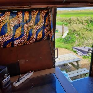 un letto sul retro di un camper con una coperta di Ballincolla Base Camp a Ballinrolla