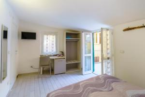 a bedroom with a bed and a desk in a room at OltreMare in Riomaggiore