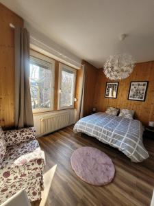 a bedroom with a bed and a couch in it at Chez Diane , appartement complet , parking gratuit devant l'immeuble in Colmar
