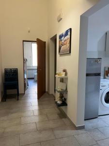 Una cocina con lavadora y secadora en una habitación. en Dedo Suite, en Brindisi