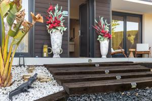 dwa wazony z kwiatami na froncie domu w obiekcie Norte de Santillana Villas - Apartamentos w mieście Santillana del Mar +37 zdjęć