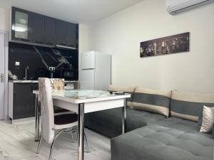 una cucina e un soggiorno con un tavolo e un divano di Luxury Apartment in Centre of Stara Zagora a Stara Zagora