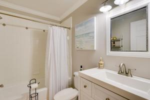 Ένα μπάνιο στο Waterfront Home with Fishing Dock in Tallahassee! +29 φωτογραφίες