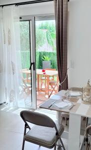 En balkon eller terrasse på Appartement climatisé avec jardin 4 personnes