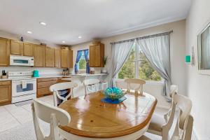 Kuchyň nebo kuchyňský kout v ubytování Bayside Resort - 36362 Azalea