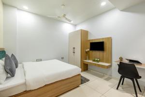 TV a/nebo společenská místnost v ubytování Wandr Hotel Medicity Gurugram, Near Medanta Hospital