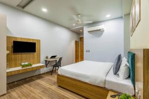 TV a/nebo společenská místnost v ubytování Wandr Hotel Medicity Gurugram, Near Medanta Hospital