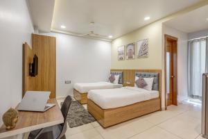 Postel nebo postele na pokoji v ubytování Wandr Hotel Medicity Gurugram, Near Medanta Hospital