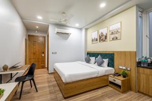 Postel nebo postele na pokoji v ubytování Wandr Hotel Medicity Gurugram, Near Medanta Hospital