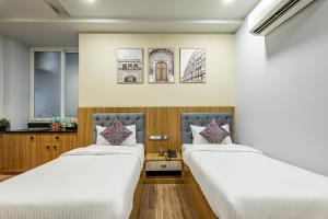 Postel nebo postele na pokoji v ubytování Wandr Hotel Medicity Gurugram, Near Medanta Hospital