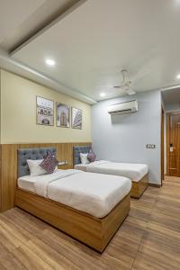 Postel nebo postele na pokoji v ubytování Wandr Hotel Medicity Gurugram, Near Medanta Hospital