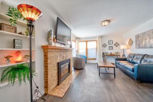 sala de estar con chimenea y sofá azul en The Nokomis Family Nest, en Minneapolis