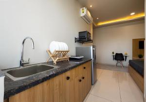 Kuchyň nebo kuchyňský kout v ubytování Wandr Hotel Medicity Gurugram, Near Medanta Hospital