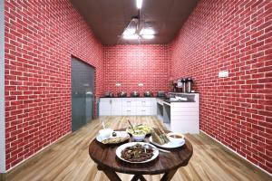 Kuchyň nebo kuchyňský kout v ubytování Wandr Hotel Medicity Gurugram, Near Medanta Hospital