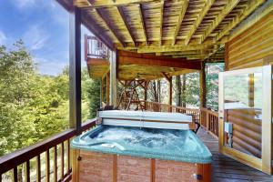 ein Whirlpool auf der Terrasse eines Hauses in der Unterkunft Lights Lodge in Blue Ridge