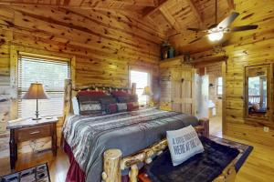 ein Schlafzimmer mit einem Bett in einer Blockhütte in der Unterkunft Lights Lodge in Blue Ridge + 29 Fotos