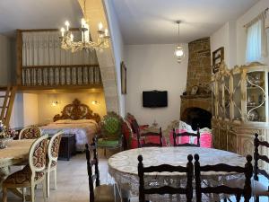 ein Schlafzimmer mit einem Bett und einem Tisch und Stühlen in der Unterkunft Kamara Cottage - Traditional Stone House in Malona Village