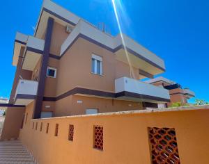 een gebouw met een blauwe lucht op de achtergrond bij MIRA IL MARE Seaview Apartment - Sunset Lovers' Spot - 50m from the Beach LAVINIO MARE in Anzio
