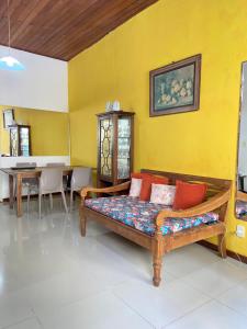 a room with a couch and a dining room at Casa Colonial in Salvador