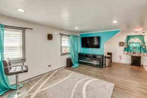 提内克11 Mi to Manhattan Pet-Friendly Duplex with Yard!的客厅配有平面电视和蓝色的墙壁。