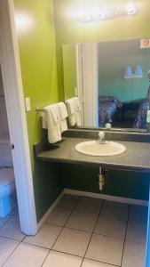 un bagno con lavandino e specchio di Riverside inn motel a Plymouth