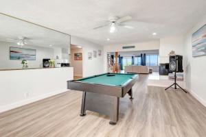Una sala de estar con una mesa de billar. en One of a Kind two story gated Halifax Riverfront, en South Daytona