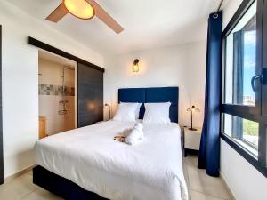 Postel nebo postele na pokoji v ubytování LEU REVE BLEU - Classé 5 étoiles - 6 Voyageurs