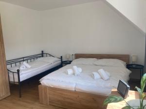 Postel nebo postele na pokoji v ubytování Apartmán JUZION skiareál Bukova hora