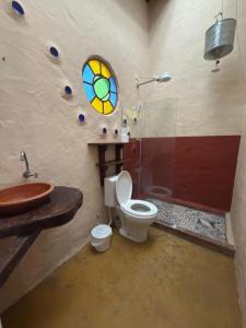 une salle de bain avec toilettes et lavabo dans l'établissement Ecocentro Brasil - Bangalô 2, à São Pedro 19 autres photos