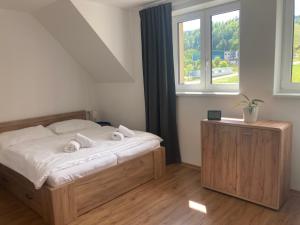 Postel nebo postele na pokoji v ubytování Apartmán JUZION skiareál Bukova hora