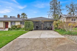 une maison avec un garage et une allée dans l'établissement The Songbird 99, à Redding