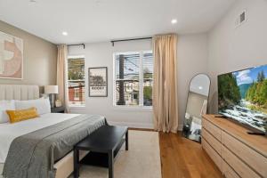 Ένα ή περισσότερα κρεβάτια σε δωμάτιο στο East Falls GEM - Deck, Parking