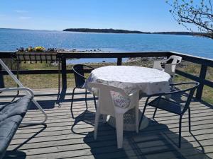 埃克勒Lyckostrand的水边甲板上的桌椅