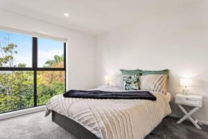 Postel nebo postele na pokoji v ubytování Trendy 2 Bed Accommodation