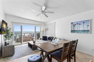 Sala de estar con mesa de comedor y vistas al océano en Private beach toes on the Sand Waterworld, en Dana Point