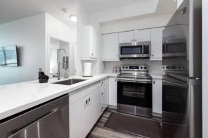 Η κουζίνα ή μικρή κουζίνα στο Chic 1BR Condo Lake and City Views plus Free Parking