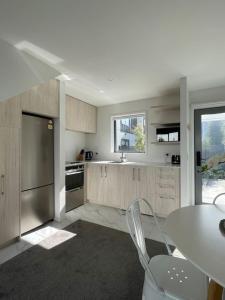 Kuchyň nebo kuchyňský kout v ubytování Mohua Apartments 2 Bed 2 Bath