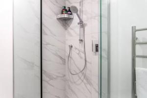 Ένα μπάνιο στο Vibrant 2 bed Henderson Abode