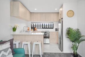 Kuchyň nebo kuchyňský kout v ubytování Stylish Tauranga Home