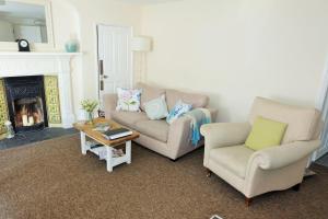 A seating area at Upper St Giles Apartments 