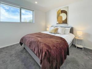 En eller flere senge i et værelse på Perfectly Cosy Riccarton 2BR Abode